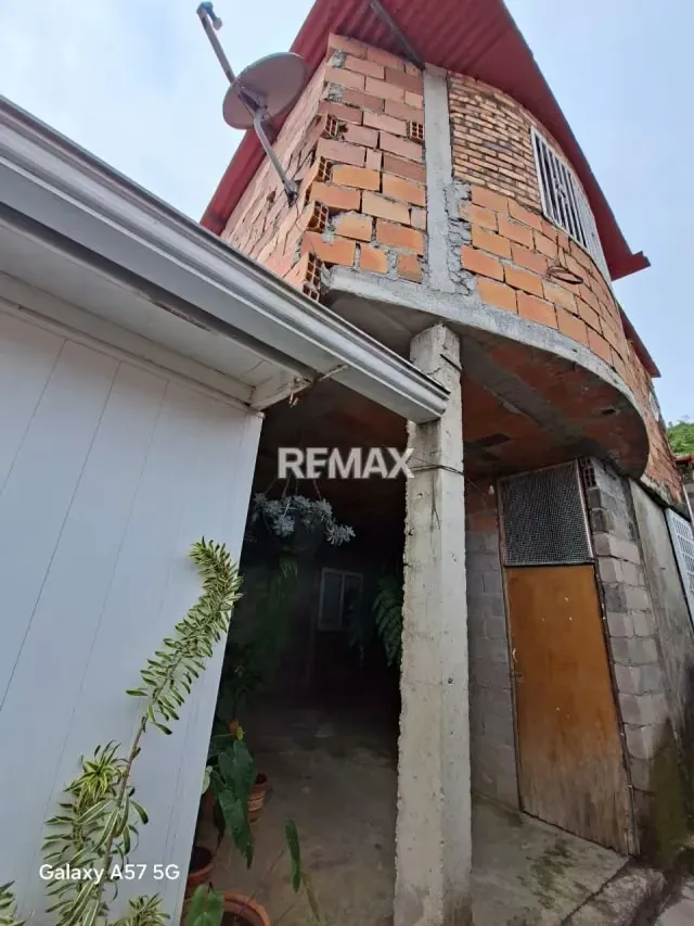 En venta Casa + Apartamento ubicada en urb una familia de hogar llanitos via cordero - 9