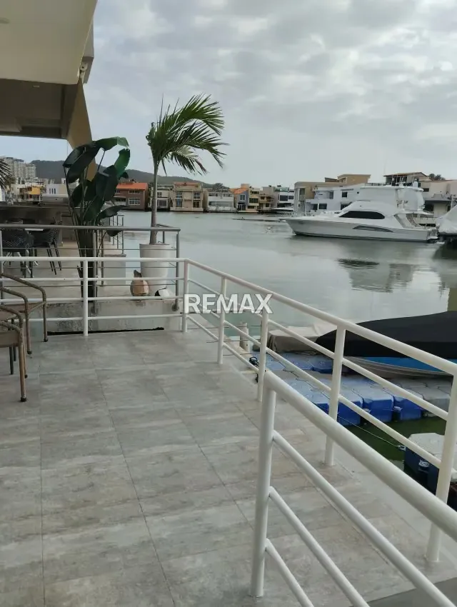 EN ALQUILER CASA BOTE A - 16