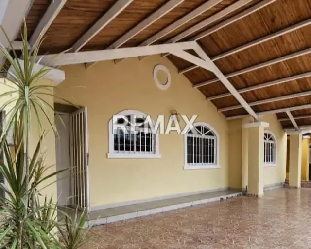 SE VENDE CASA EN URB. TERRAZAS DEL NORTE, COND. GUAYACÁN I, TIPURO.