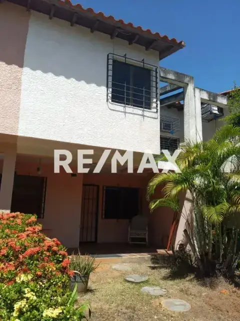 TOWNHOUSE EN URBANIZACIÓN OASIS LOS ROBLES