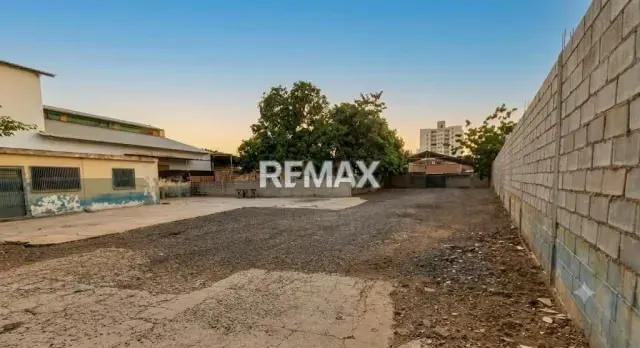 Vendo terreno comercial en excelente ubicación, avenida principal, con Zonificación PR 3 CV, lo que permite ejecutar obras civiles de alta envergadura, hasta diez (10) niveles.