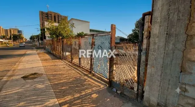 Vendo terreno comercial en excelente ubicación, avenida principal, con Zonificación PR 3 CV, lo que permite ejecutar obras civiles de alta envergadura, hasta diez (10) niveles. - 2