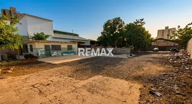 Vendo terreno comercial en excelente ubicación, avenida principal, con Zonificación PR 3 CV, lo que permite ejecutar obras civiles de alta envergadura, hasta diez (10) niveles. - 4