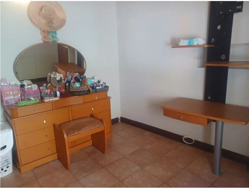 VENTA CASA300m2 6H/7B/2E, ANEXO CALLE CERRADA URB Santa Sofia 9915 - 28