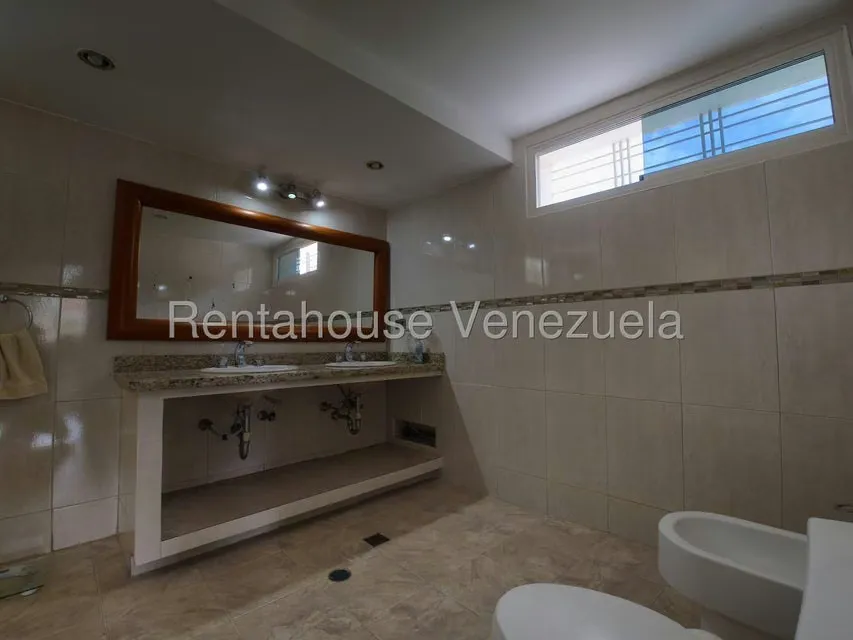 Casa (Multipes Niveles) en Venta en Cumbres de Curumo, Distrito Metropolitano - 40