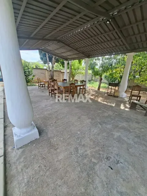 CASA CON GRAN EXTENSION DE TERRENO PROPIO
