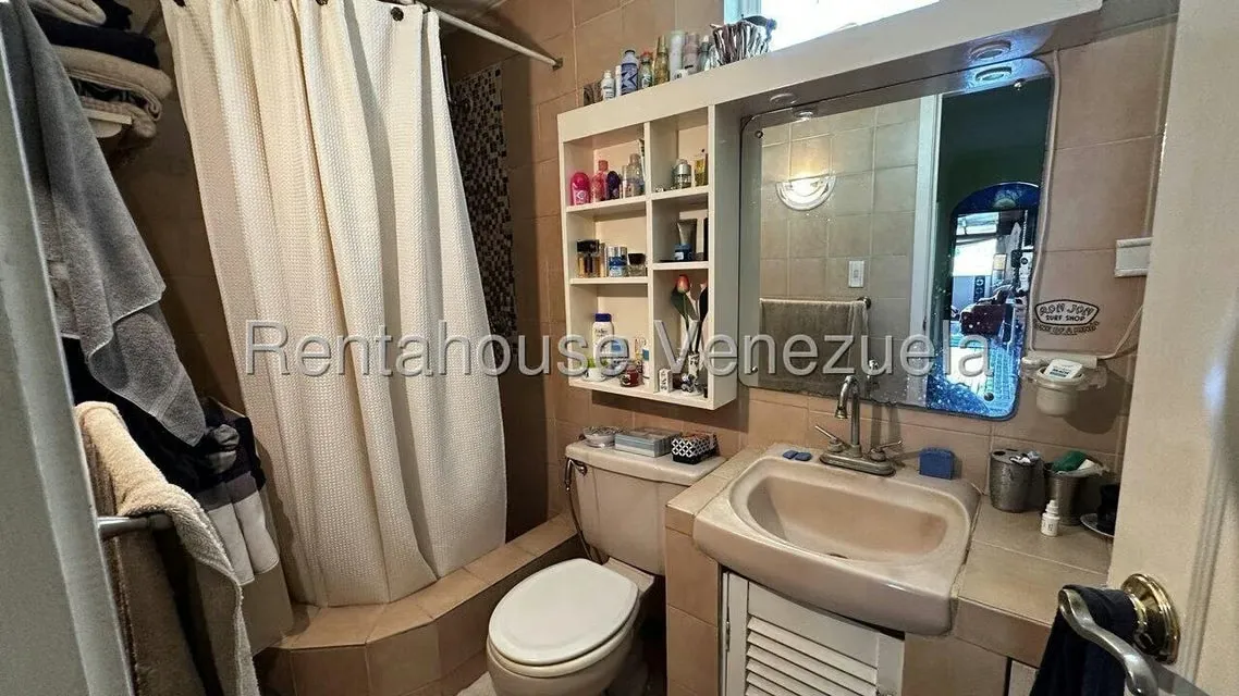 Casa (Multipes Niveles) en Venta en Prados del Este, Distrito Metropolitano - 60