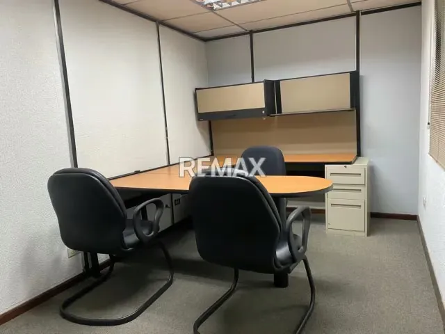 Oficina en Alquiler en la Zona Industrial de La Trinidad Baruta, incluye acceso a áreas comunes como Salón de coferencia, comedor, baños y recepción.