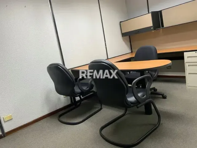 Oficina en Alquiler en la Zona Industrial de La Trinidad Baruta, incluye acceso a áreas comunes como Salón de coferencia, comedor, baños y recepción. - 2