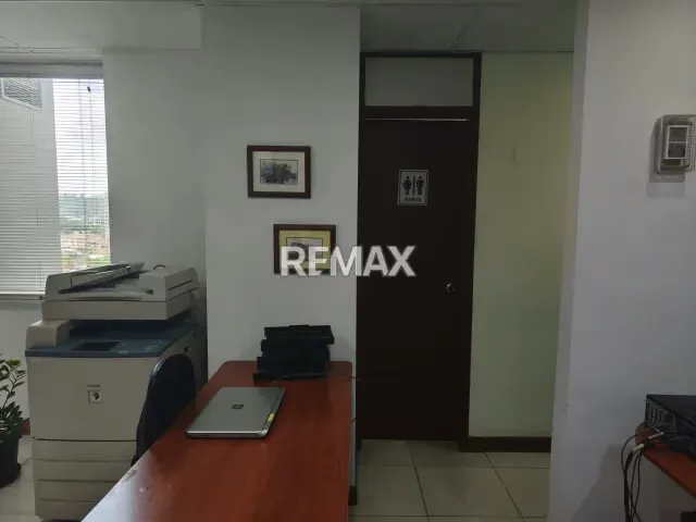 HERMOSA Y AMPLIA OFICINA EN ALQUILER EN COLINAS DE BELLO MONTE - 16