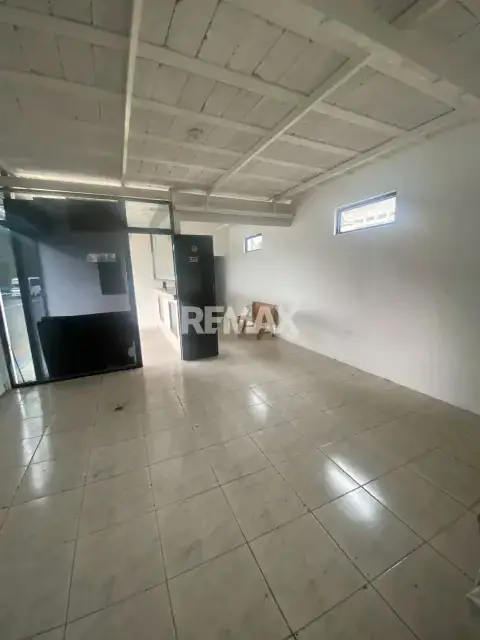 LOCAL COMERCIAL CON MUCHO POTENCIAL EN LA PLATA , UBICADO PB A PIE DE CALLE