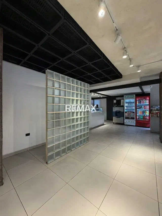 En venta PUNTO COMERCIAL EN EL VIÑEDO - frente a le ble - 16
