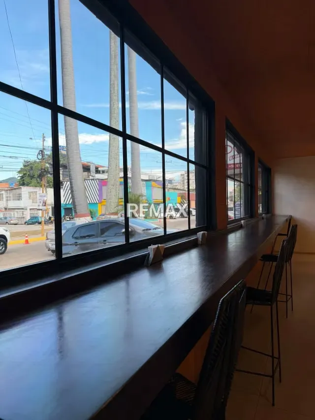 En venta PUNTO COMERCIAL EN EL VIÑEDO - frente a le ble - 7