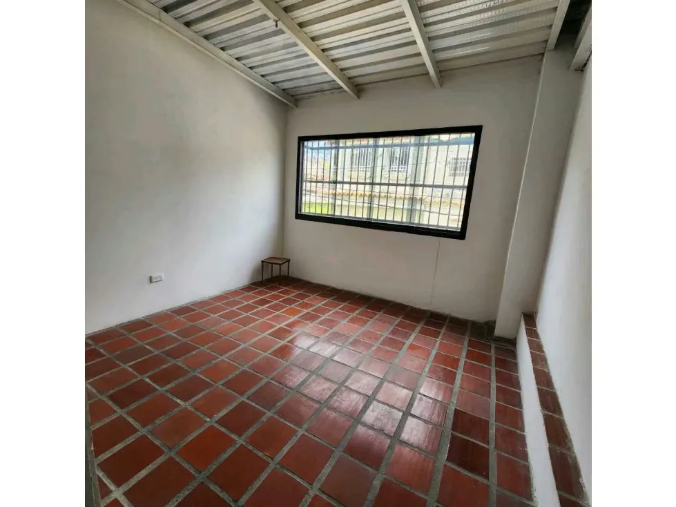 Alquilo local para depósito 250m2 Av. Baralt 6675