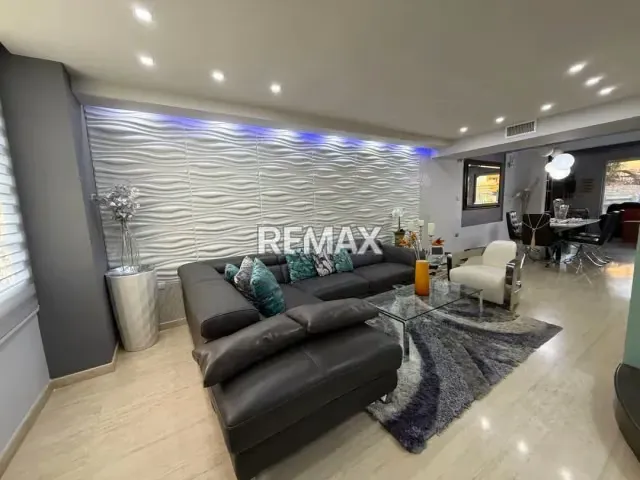 Casa bifamiliar de Arquitectura moderna en Venta, ubicada en la Primera Etapa de la Urbanización Campestre San Miguel, Maturín. - 2