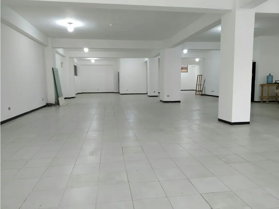 Se alquila local en mezzanina 300m2 Av Baralt 8109