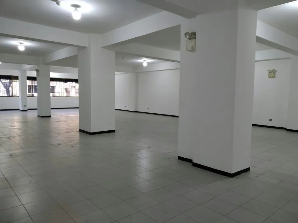 Se alquila local en mezzanina 300m2 Av Baralt 8109 - 2