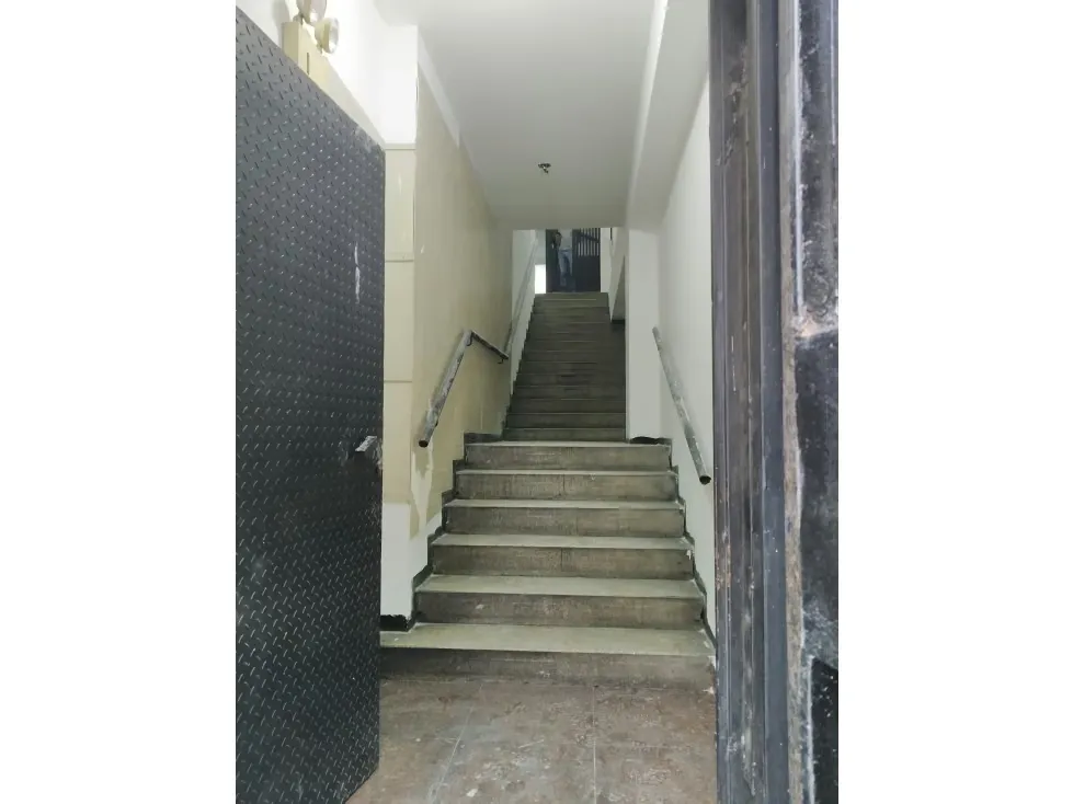 Se alquila local en mezzanina 300m2 Av Baralt 8109 - 5