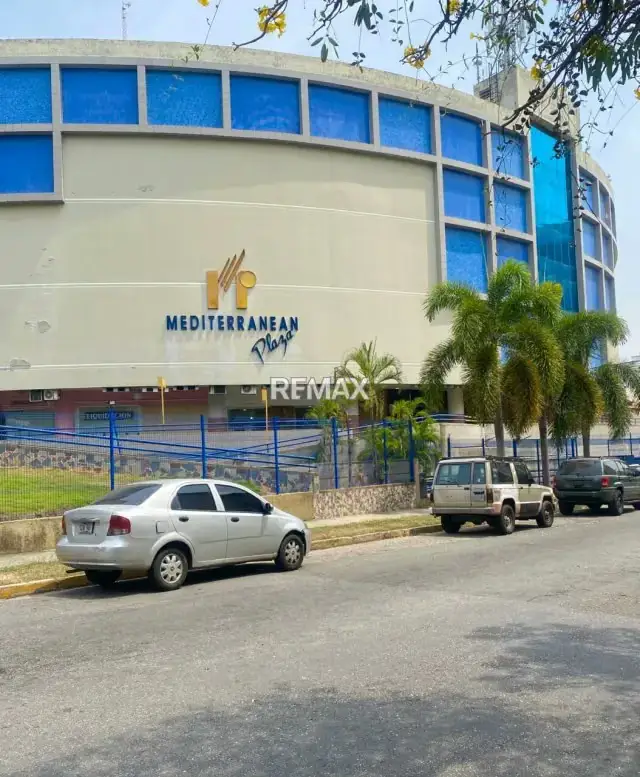 EN ALQUILER OFICINA AMOBLADA EN C.C MEDITERRANEAN PLAZA URB. SABANA LARGA