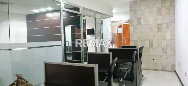 EN ALQUILER OFICINA AMOBLADA EN C.C MEDITERRANEAN PLAZA URB. SABANA LARGA - 3