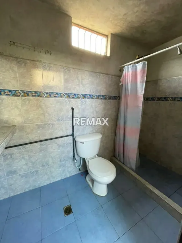 CASA CON LOCAL COMERCIAL EN VENTA Excelente ubicación en pleno centro de la ciudad. - 2