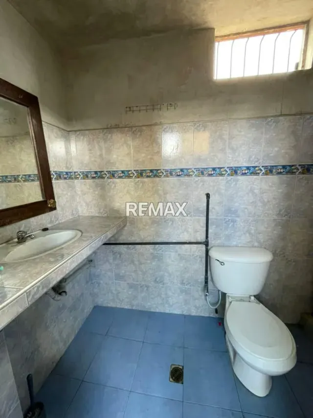 CASA CON LOCAL COMERCIAL EN VENTA Excelente ubicación en pleno centro de la ciudad. - 4