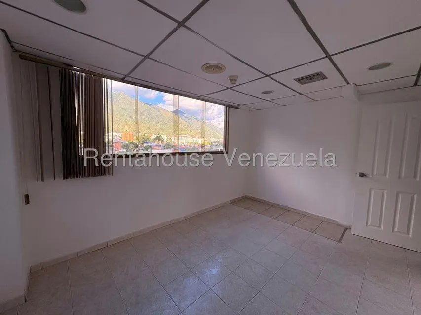 Oficina en Alquiler en Los Dos Caminos, Distrito Metropolitano - 11