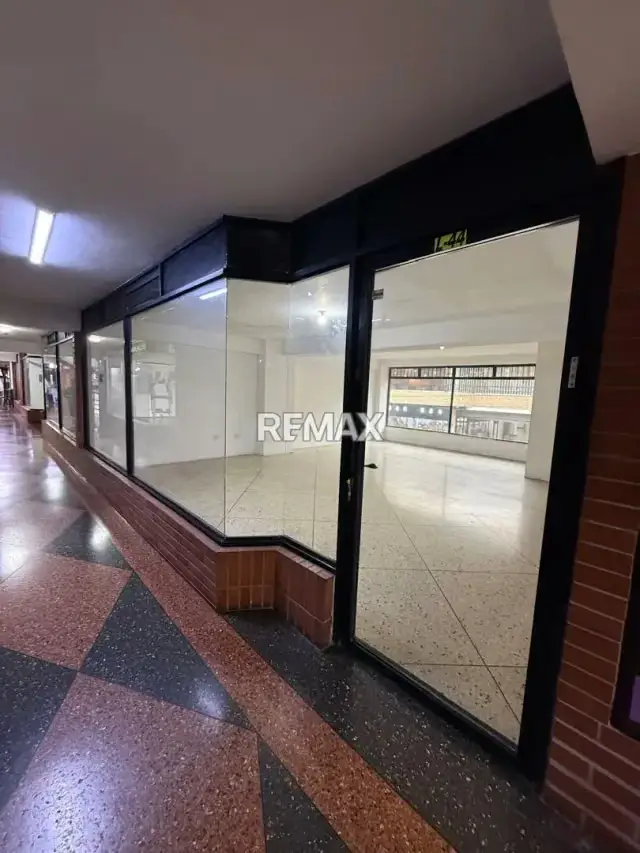 LOCAL COMERCIAL EN ALQUILER N 44 EN EL CENTRO COMERCIAL GUARAUNO