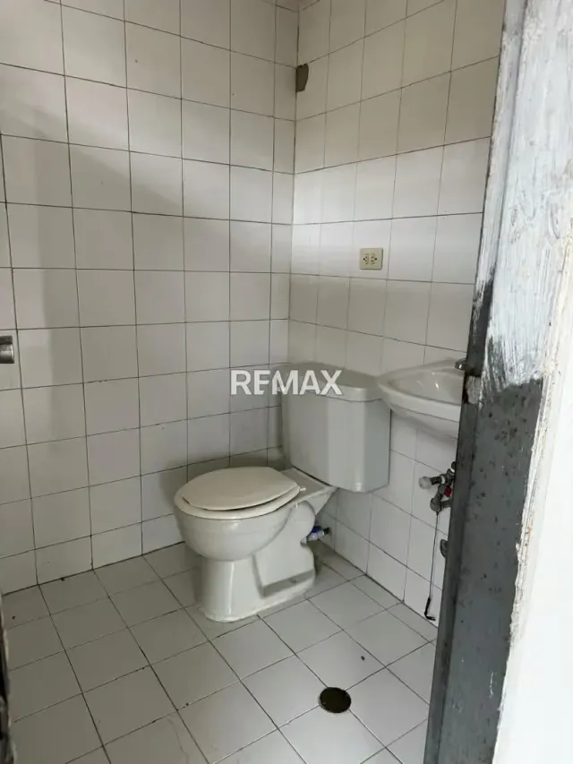 LOCAL COMERCIAL EN ALQUILER N 44 EN EL CENTRO COMERCIAL GUARAUNO - 4