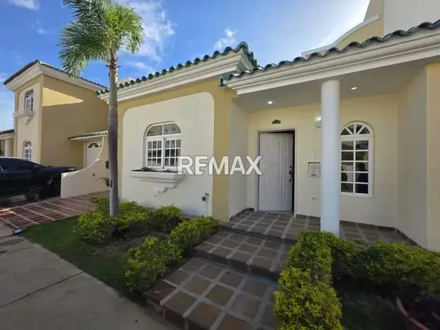 TH EN ALQUILER EN LA URBANIZACIÓN OASIS COUNTRY