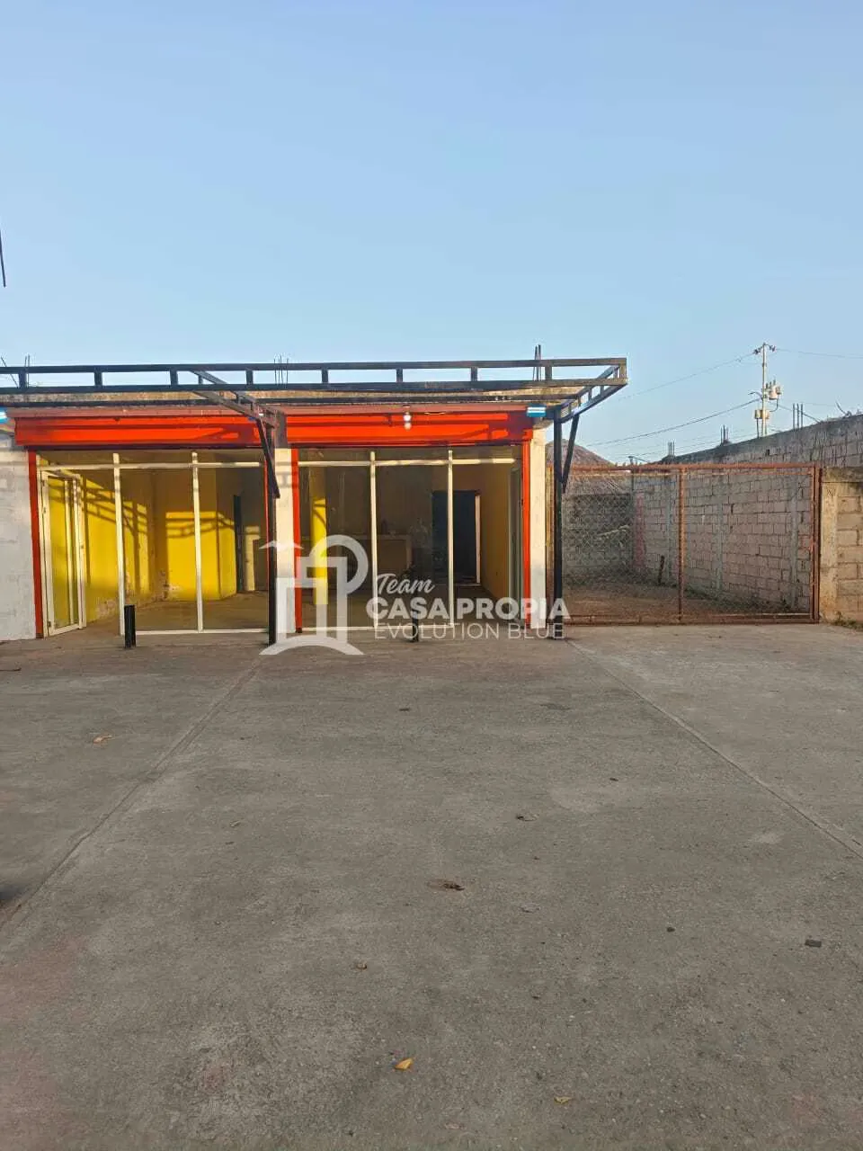VENTA Local Comercial Amplio en Av Bucares