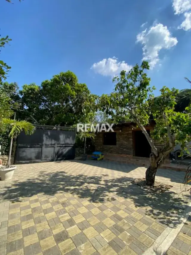 HERMOSA CASA GRANJA EN EL MANZANO