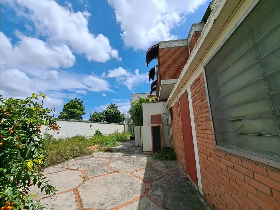 Vendo Casa en calle cerrada 1015m2Terreno Prados del Este 3165 - 23