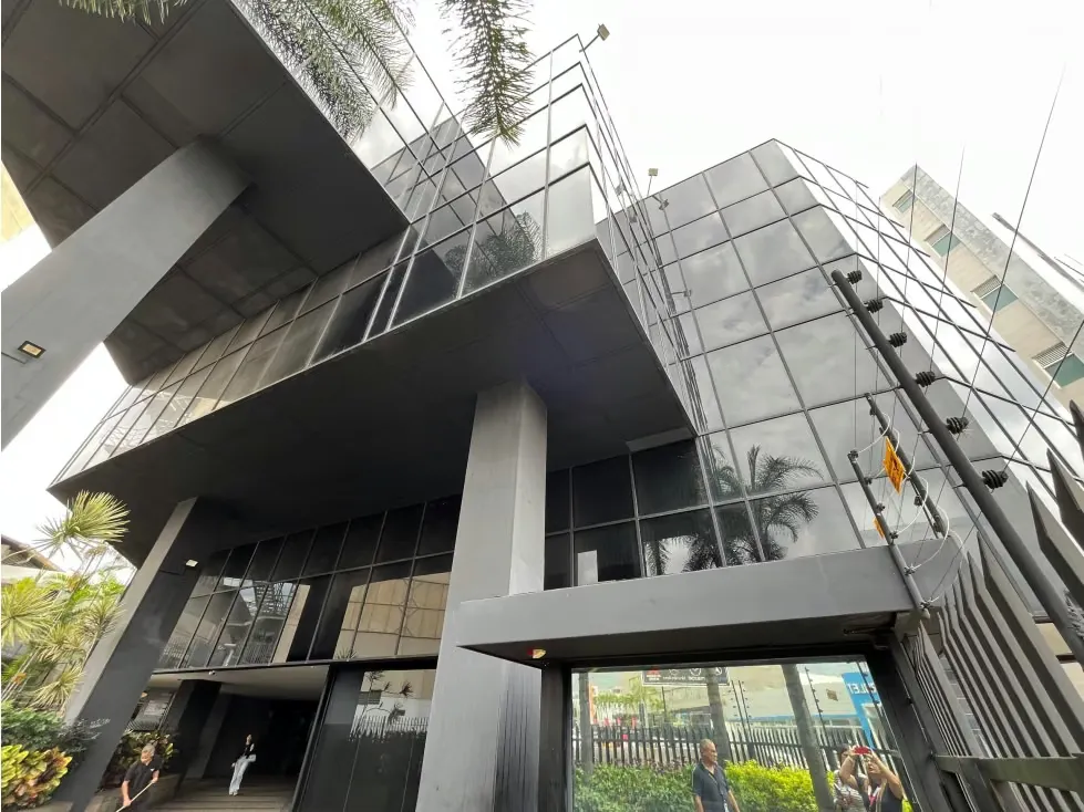 SE ALQUILA OFICINA EN LOS RUICES