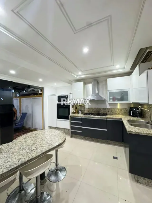 En Venta Amplia Casa en Valle de Oro, San Diego