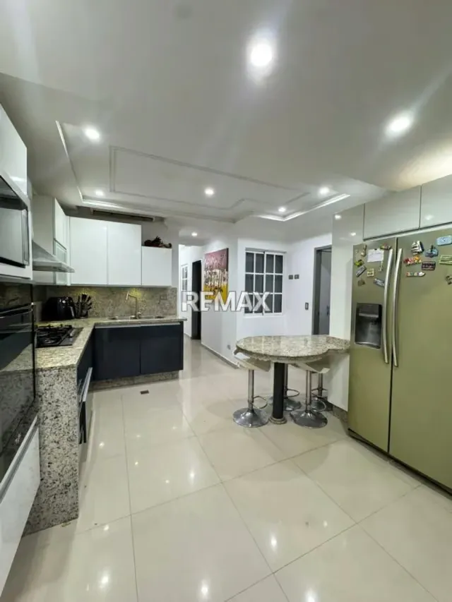 En Venta Amplia Casa en Valle de Oro, San Diego - 2