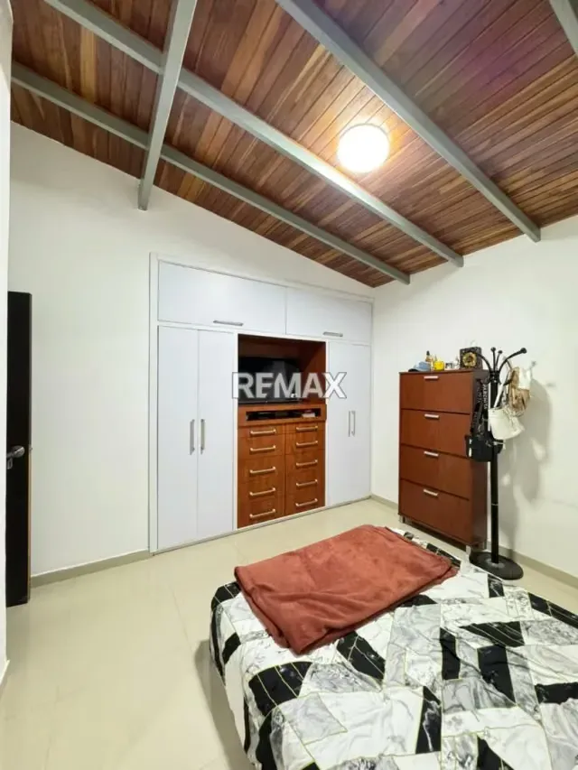 En Venta Amplia Casa en Valle de Oro, San Diego - 6