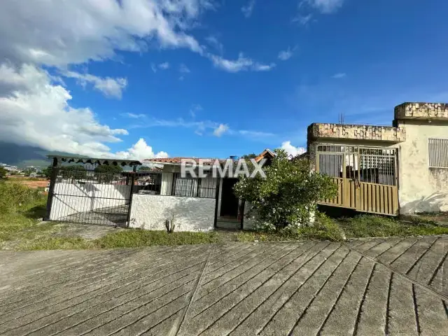 Amplia casa en el valle