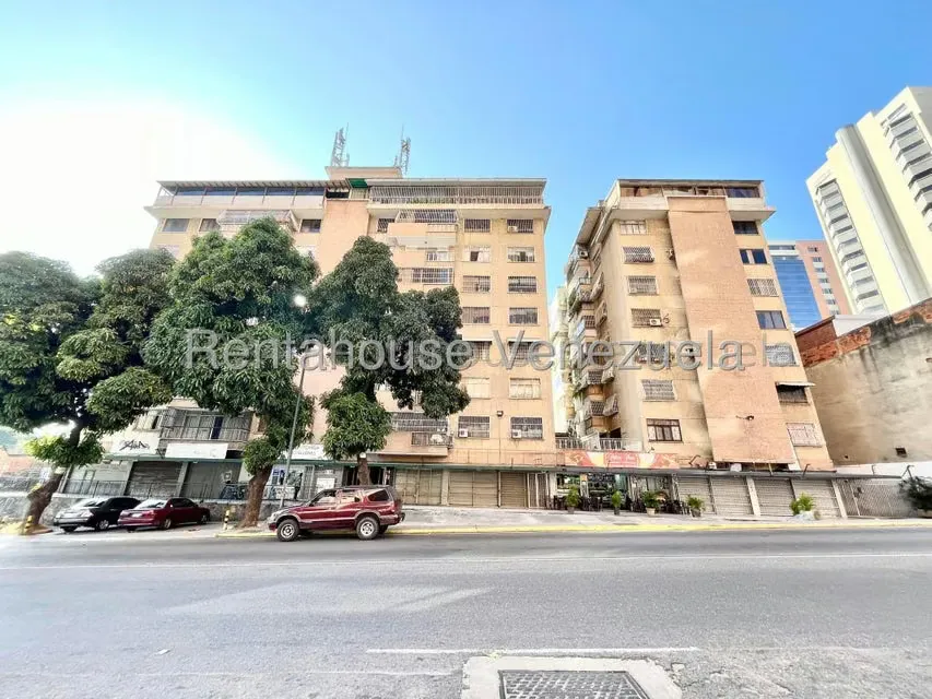Apartamento (1 Nivel) en Alquiler en Los Dos Caminos, Distrito Metropolitano - 2
