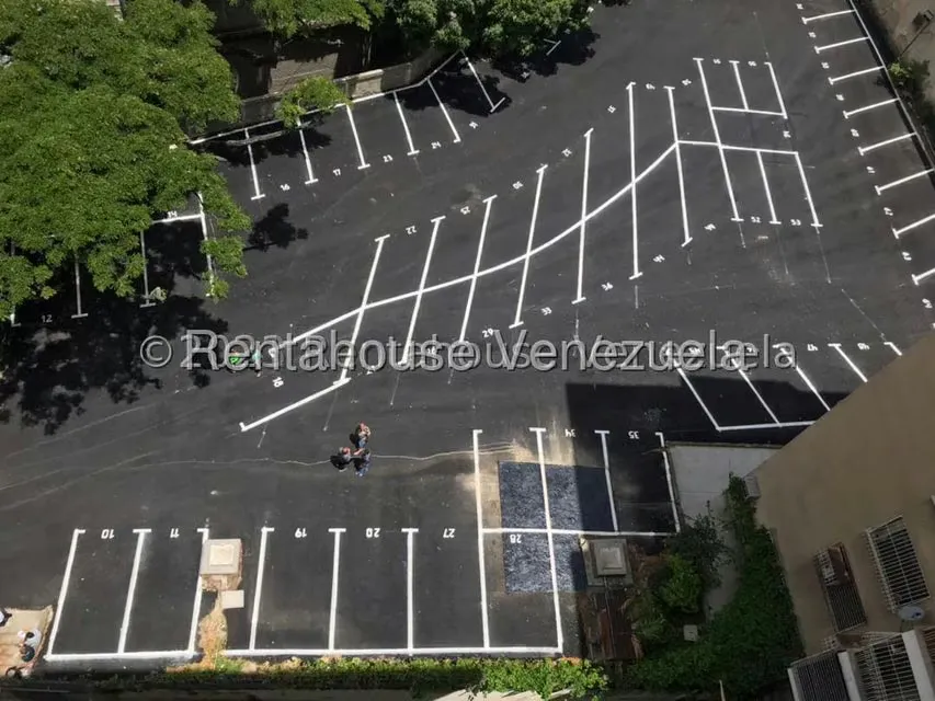 Apartamento (1 Nivel) en Alquiler en Los Dos Caminos, Distrito Metropolitano - 38