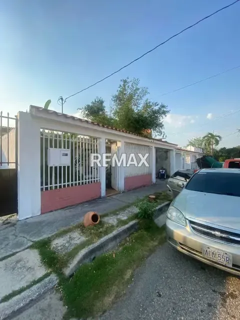 Casa en Venta en exclusiva esta propiedad ubicada estratégicamente en una zona céntrica y tranquila, ideal para quienes buscan comodidad y seguridad en Cabudare - 2