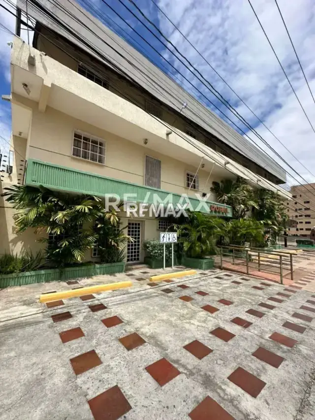 HOTEL O EDIFICIO COMERCIAL UBICADO EN SECTOR TIERRA NEGRA