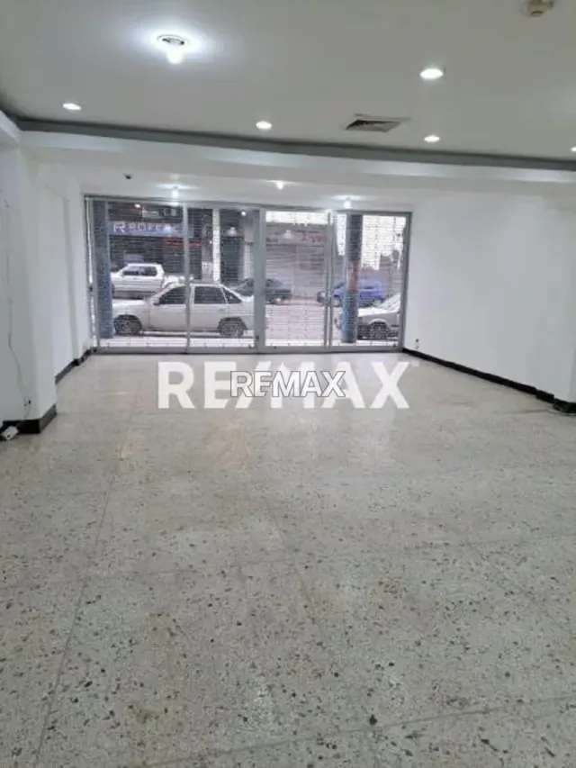 En Venta Local Comercial Avenida 7ma, - 8