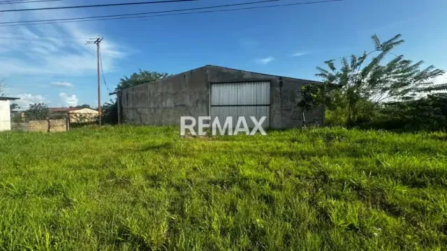 Se Vende Galpón Comercial en la vía principal de El corozo