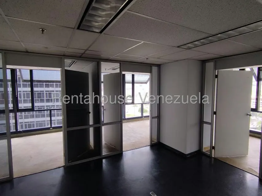 Oficina en Alquiler en Plaza Venezuela, Distrito Metropolitano - 26