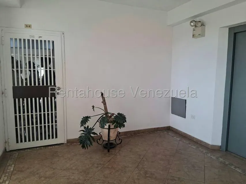 Apartamento (1 Nivel) en Alquiler en Zona Este, Lara - 2