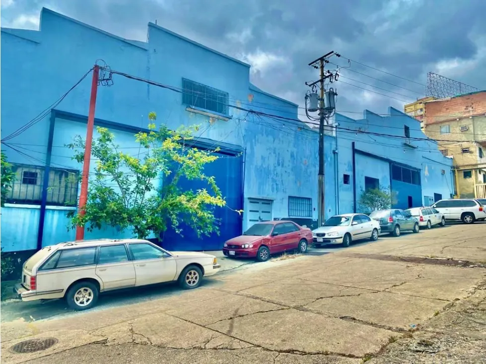 GALPON VENTA CATIA LOS FLORES 1.730 M2, 2 AREAS DE BAÑO - 2