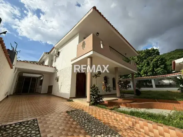 EN VENTA CASA DE ESQUINA EN LA URB. TRIGAL NORTE