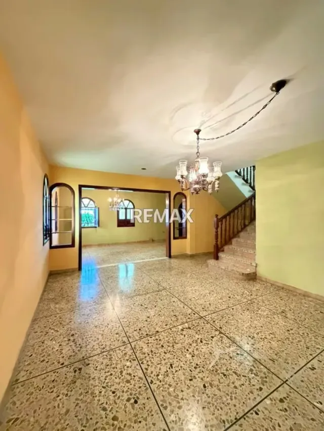 EN VENTA CASA DE ESQUINA EN LA URB. TRIGAL NORTE - 11