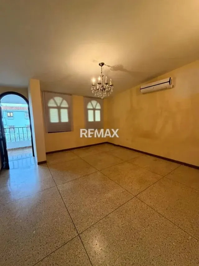 EN VENTA CASA DE ESQUINA EN LA URB. TRIGAL NORTE - 17